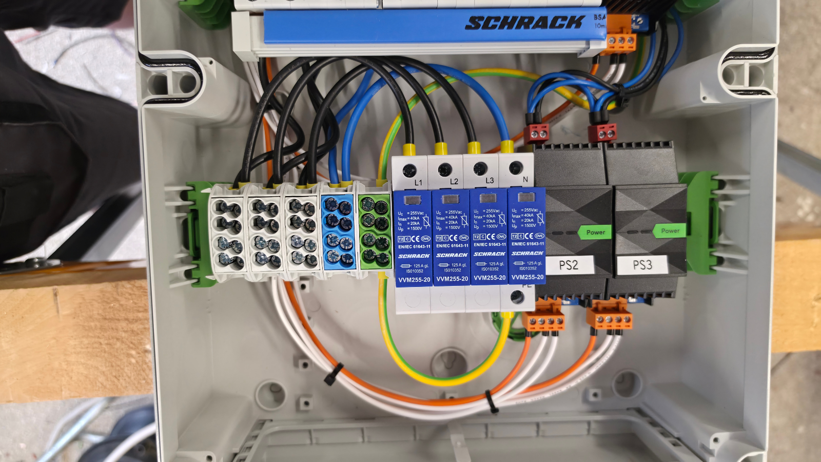Klein aber oho: Kompakter Elektroverteiler für intelligente Gartenbewässerung