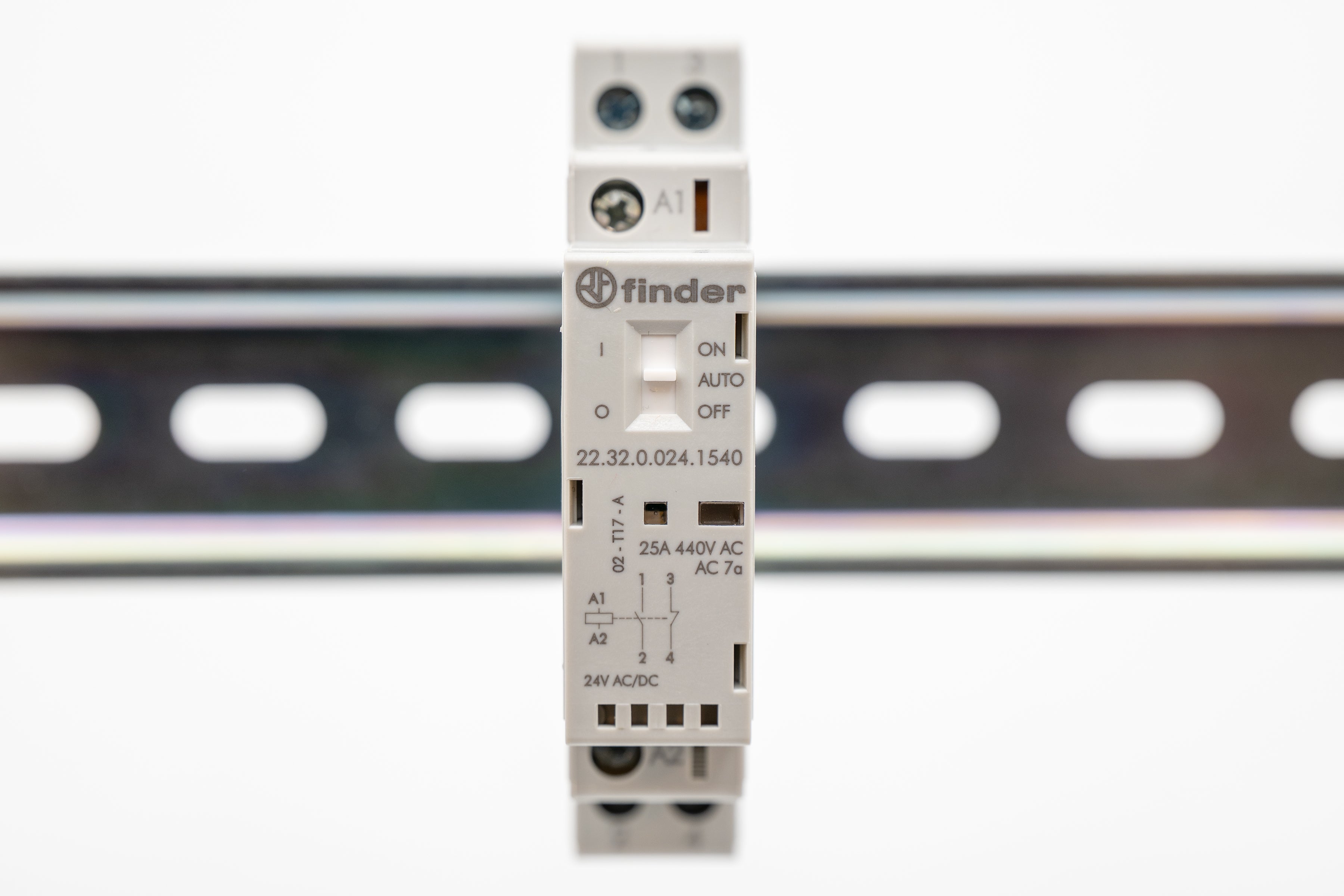 Finder Koppelrelais 24V für hohe Einschaltströme mit Handbedienung (z.B. LED Leuchten)
