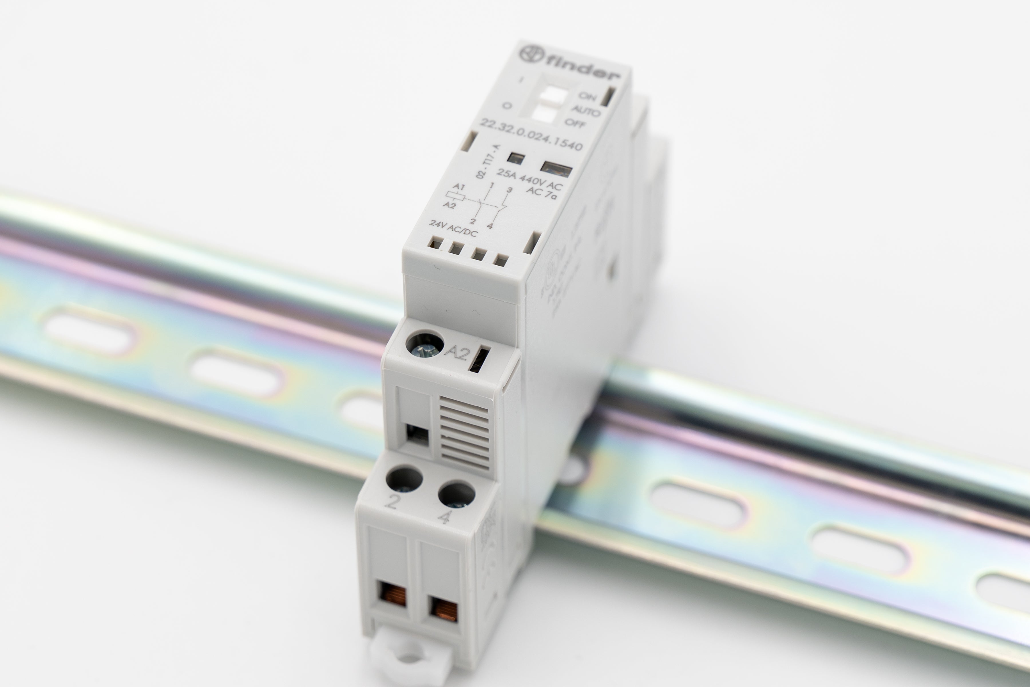 Finder Koppelrelais 24V für hohe Einschaltströme mit Handbedienung (z.B. LED Leuchten)