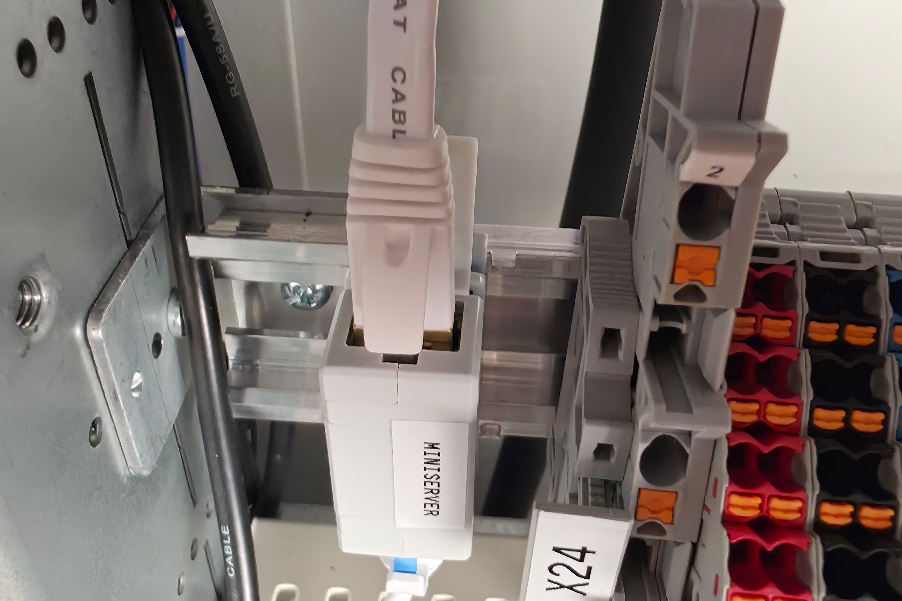 Durchgangsverbinder für Hutschienenmontage